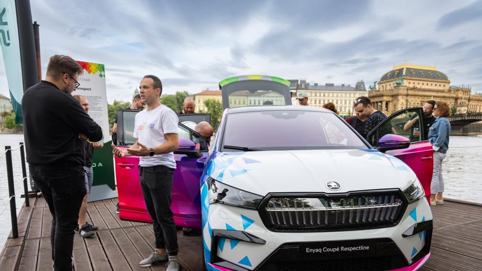 Duhový Enyaq Coupé Respectline na Střeleckém ostrově v Praze