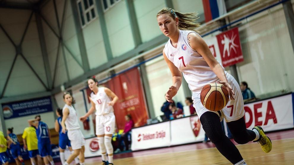 Srbská basketbalistka hraje s ortézou - 6