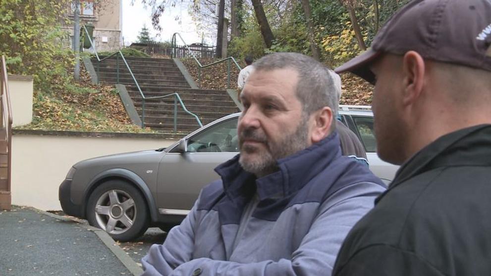 Exsenátor Novák jako vězeň uklízí odpadky - 1