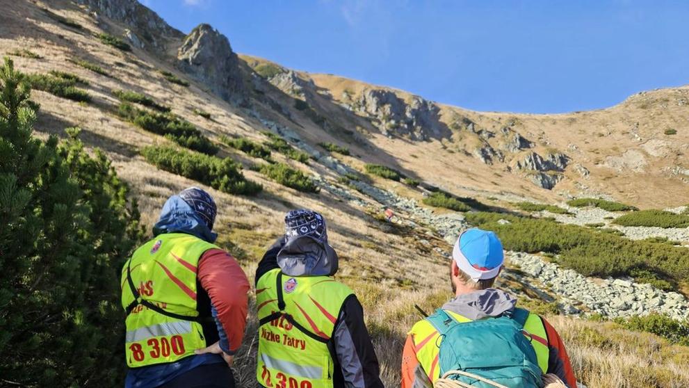 Příslušníci Horské záchranné služby SK při pátraní pod hřebenem Nízkých Tater