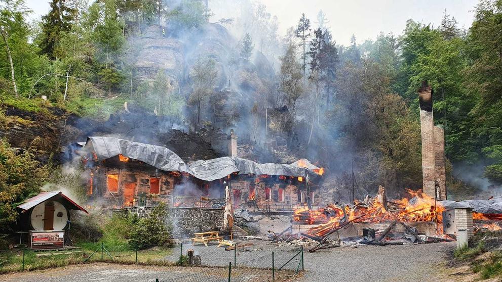Hasiči zasahovali u požáru dvou chat v Českém Švýcarsku - 4