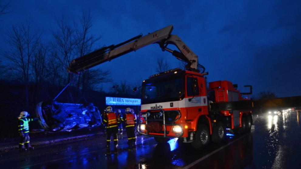 Mladá řidička opřela BMW o zastávku