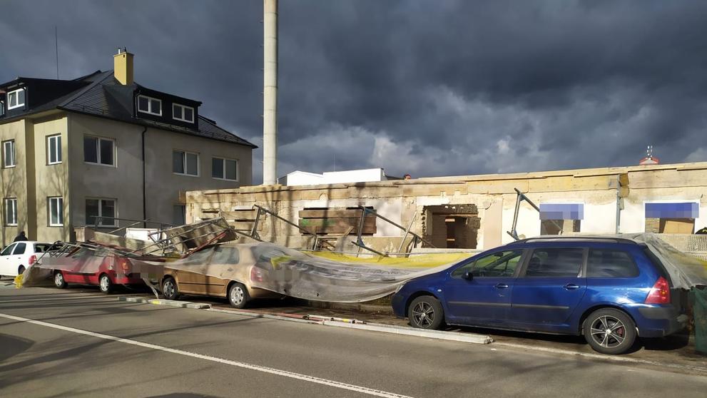 Pád lešení na zaparkovaná vozidla  (3)