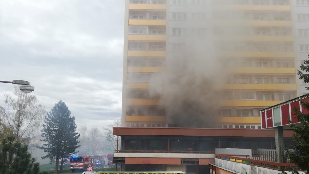 Požár panelového domu v Hradci Králové (1)