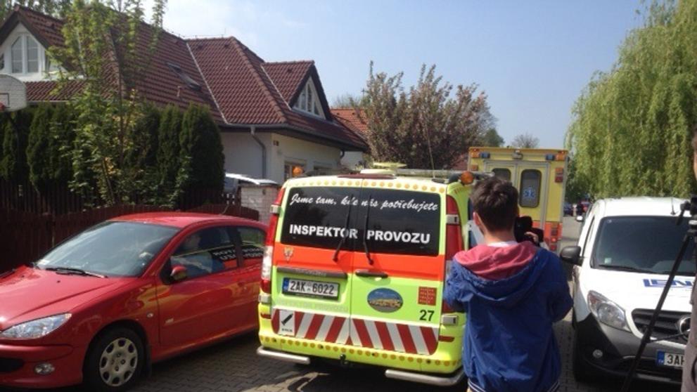 Co se děje před domem Ivety Bartošové a Josefa Rychtáře - 7