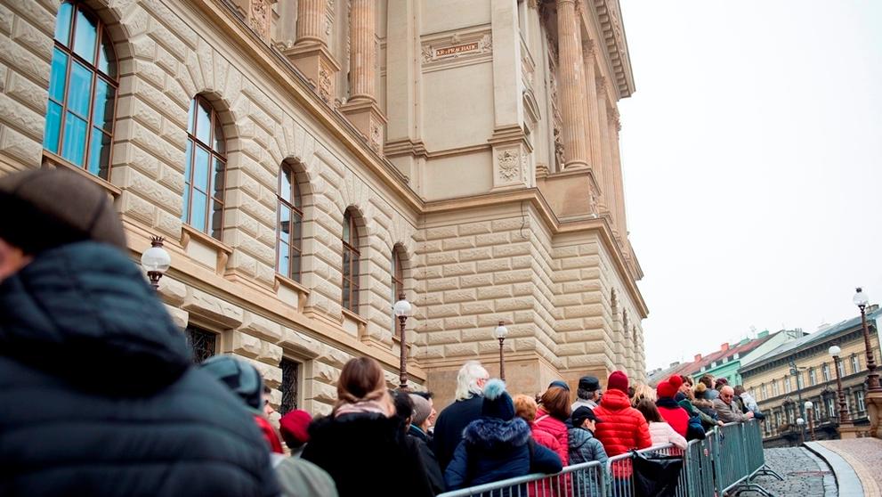Na vstup do Národního muzea lidé čekají hodinové fronty - 9