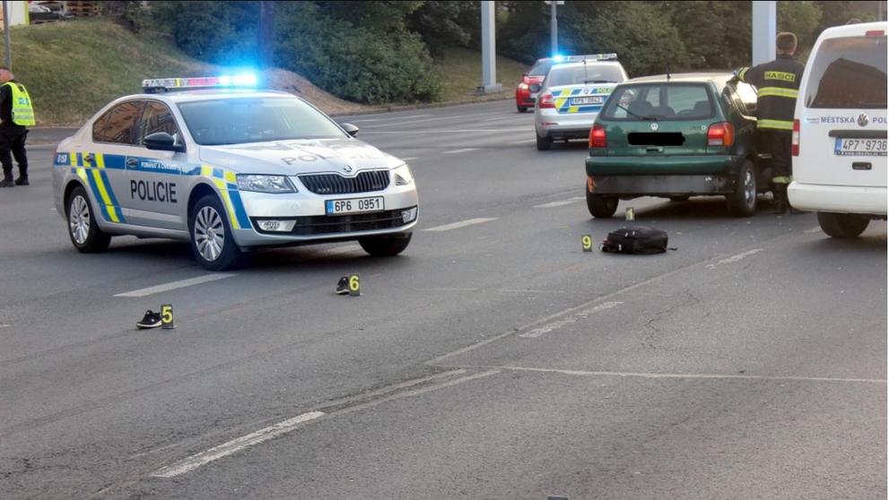 Auto srazilo v Plzni na přechodu dvě děti - 2