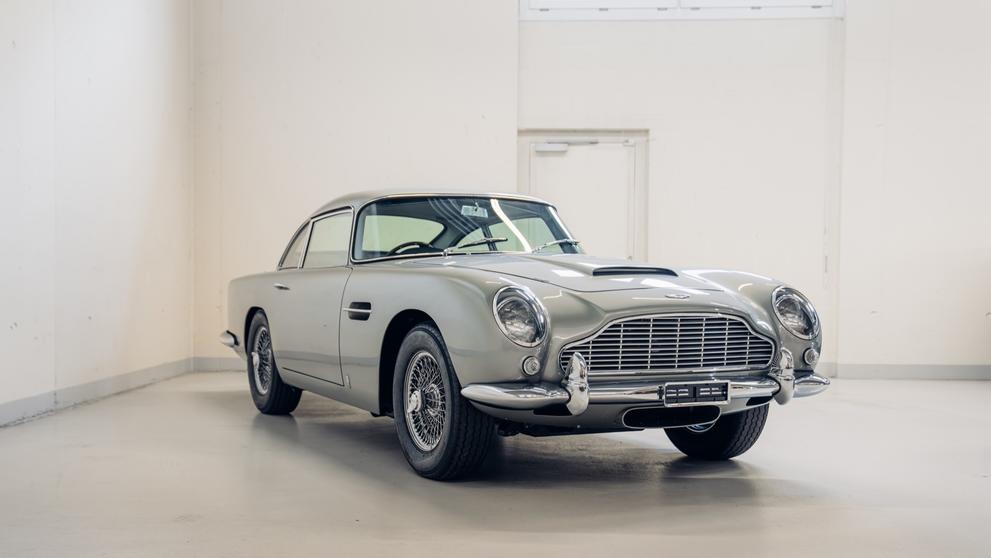 Aston Martin DB5 z roku 1964, který Seanu Connerymu