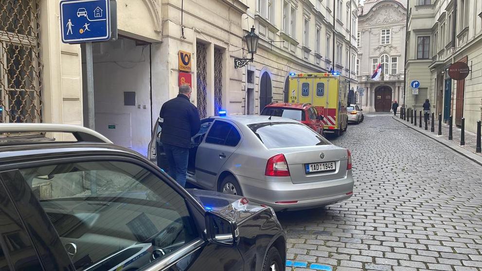 Policejní zásah ve škole na Malé straně