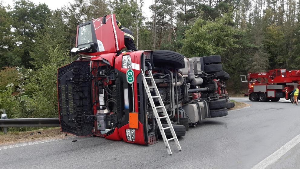 Z převrácené cisterny unikala kyselina - 21