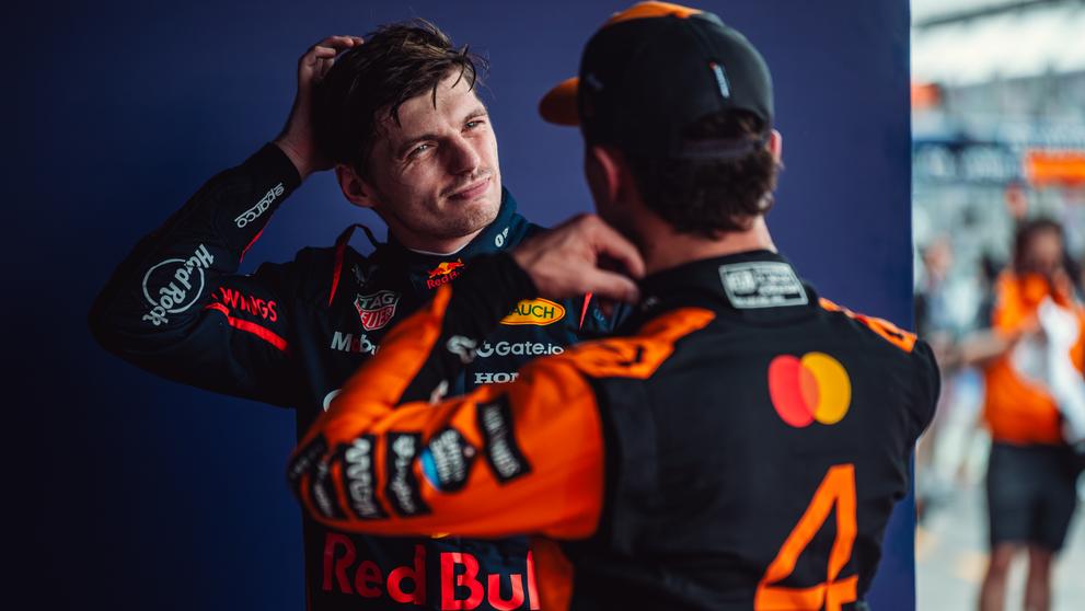 Max Verstappen při rozpravě s Lando Norrisem