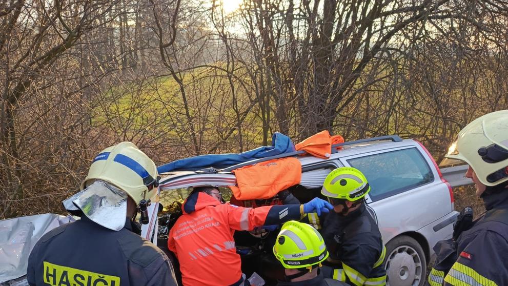 Tři zranění policisté po nehodě u Českého Brodu (3)