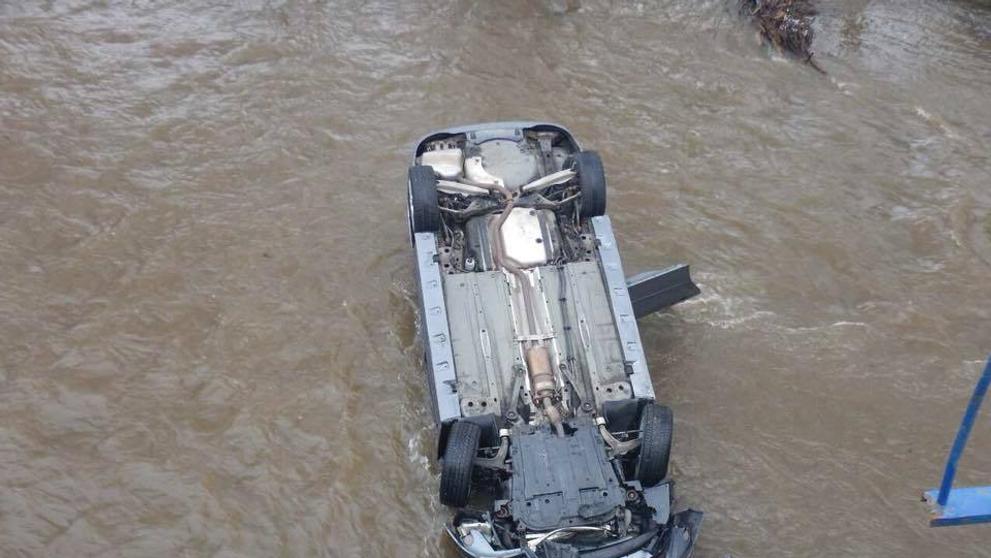 Auto při nehodě na Slovensku spadlo z mostu do řeky - 3