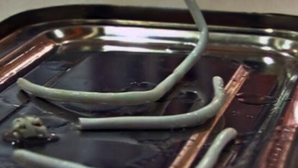 Muž si vrazil do penisu kabel - 3