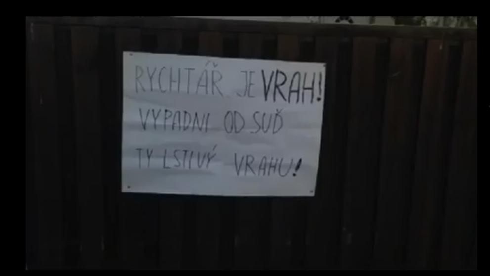 Cedule na vratech Rychtáře