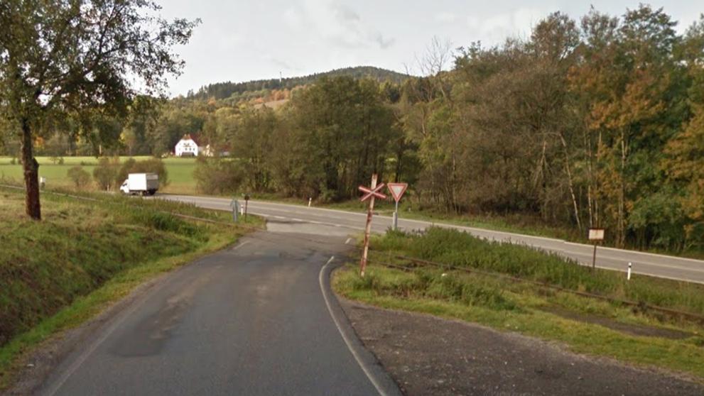 Nebezpečné přejezdy: P 958, Strakonice - Volary, Jihočeský kraj - přejezd bez světelr, ŘEŠENÍ: se závorami. DŮVOD: Nepřehledné křížení v blízkosti dopravny Hoštice u Volyně, v těsné blízkosti křižovatka, nehodovost