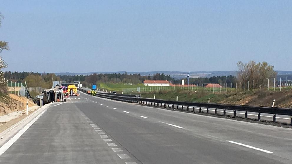 Na D1 se převrátila cisterna - 1