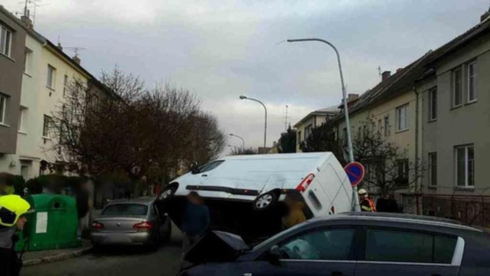 Dopravní nehoda dodávky a dvou aut v Brně