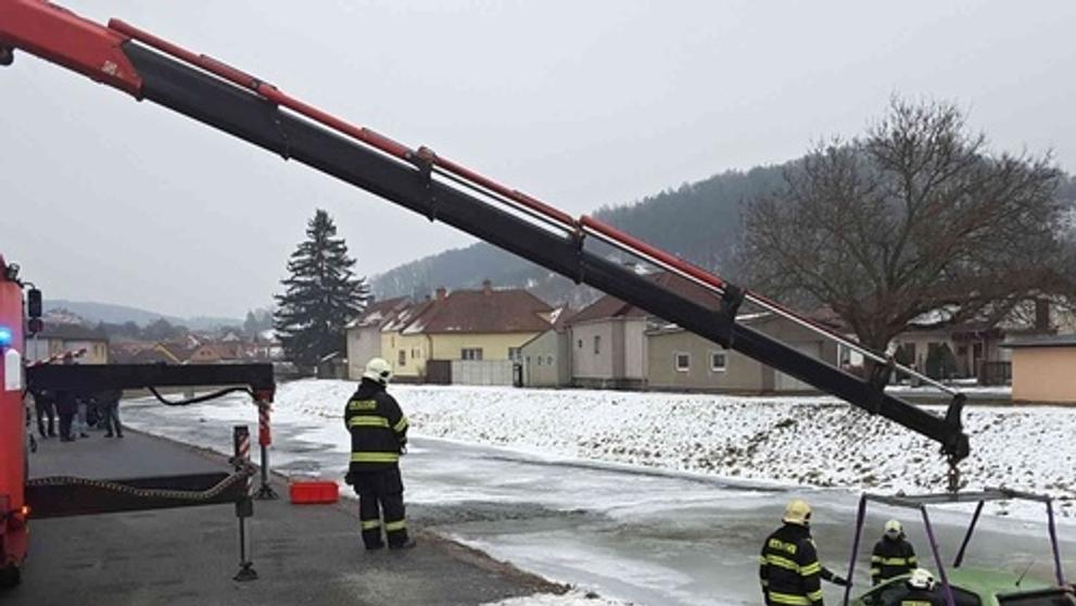 Auto uvízlo na zamrzlé řece - 3