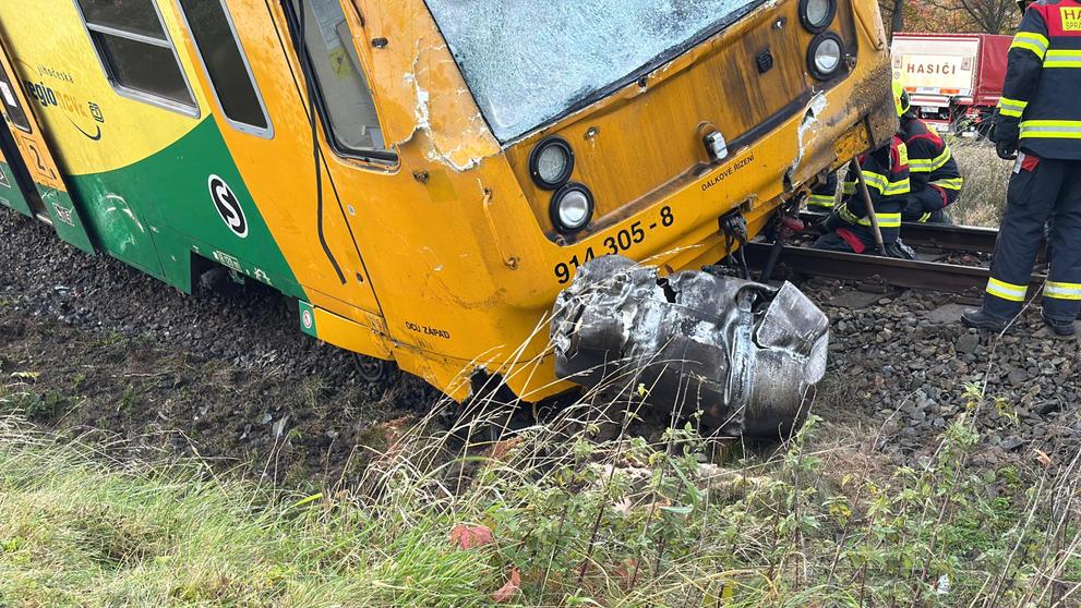 Srážka vlaku s nákladním automobilem u Příbrami