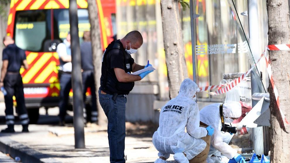 V Marseille narazilo auto do dvou zastávek - 2