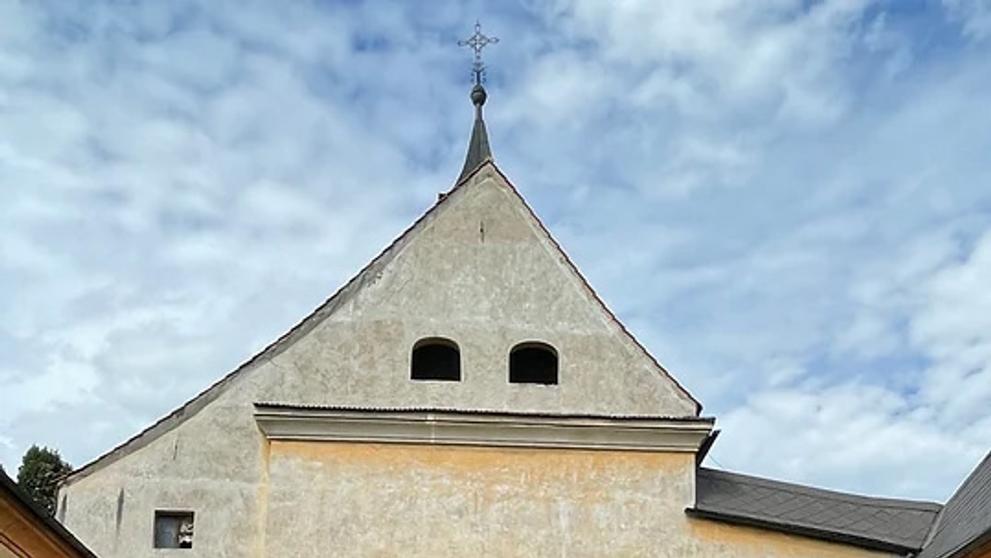 Uprostřed kláštera je malá zahrada se sochou Jana Nepomuckého