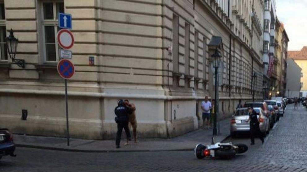 Nahý muž utíkal před strážníky v centru Prahy
