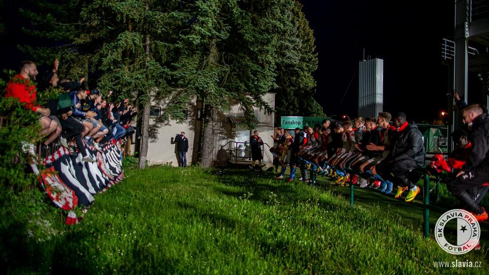 Slavia děkuje fanouškům v lese