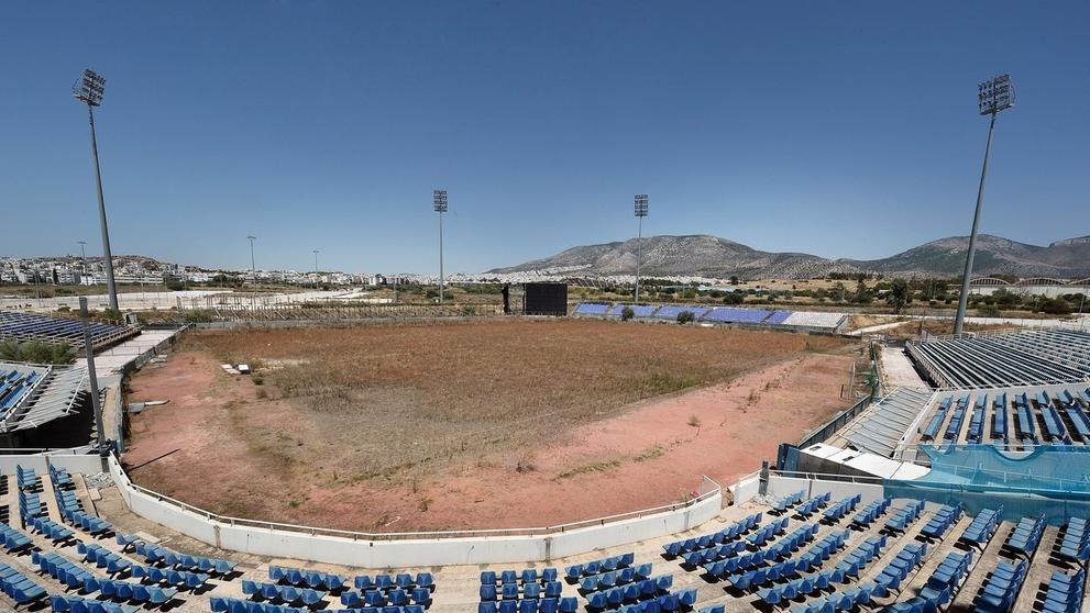 Opuštěný olympijský baseballový stadion na letišti Hellinikon