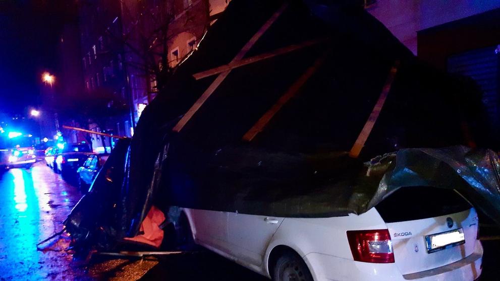Vítr: Pád provizorní střechy na auta