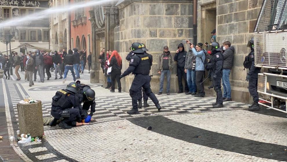 Demonstrace fotbalových chuligánů na Staroměstském náměstí se vyhrotila - 23