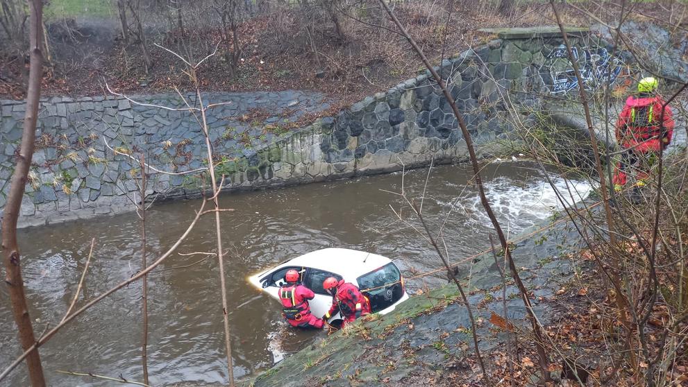 Osobní auto vjelo do Botiče ve Vršovicích (4)