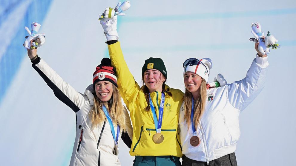 Stupně vítězek: Eva Adamczyková, zlatá Josie Baffová z Austrálie a Italka Michela Moioliová