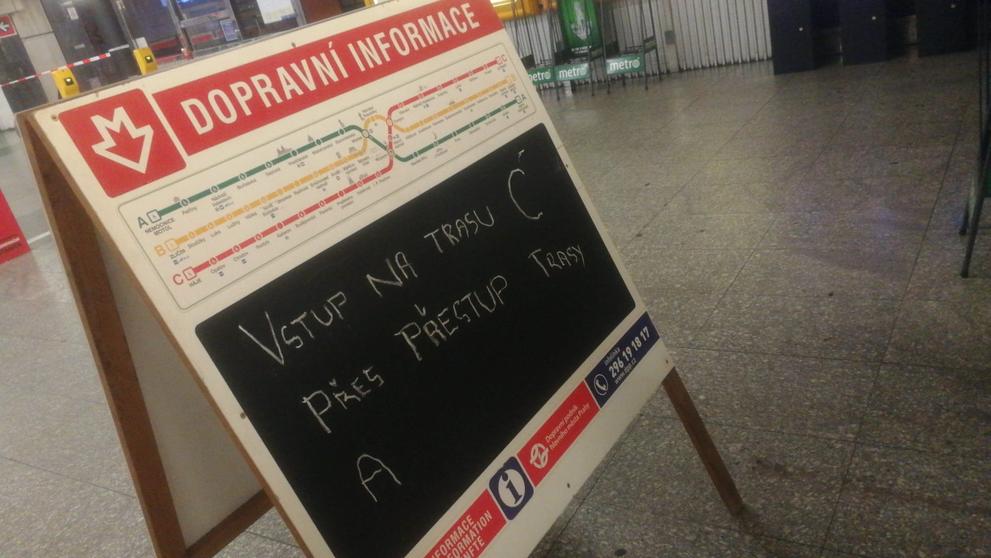 Voda ve stanici metra Muzeum