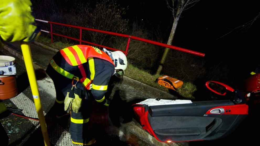 Při nehodě porsche v Ostravě se zranili dva lidé - 4