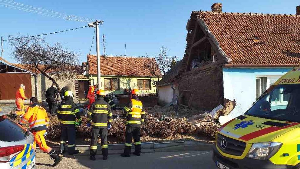 Hasiči stabilizovali poškozenou zeď (1)