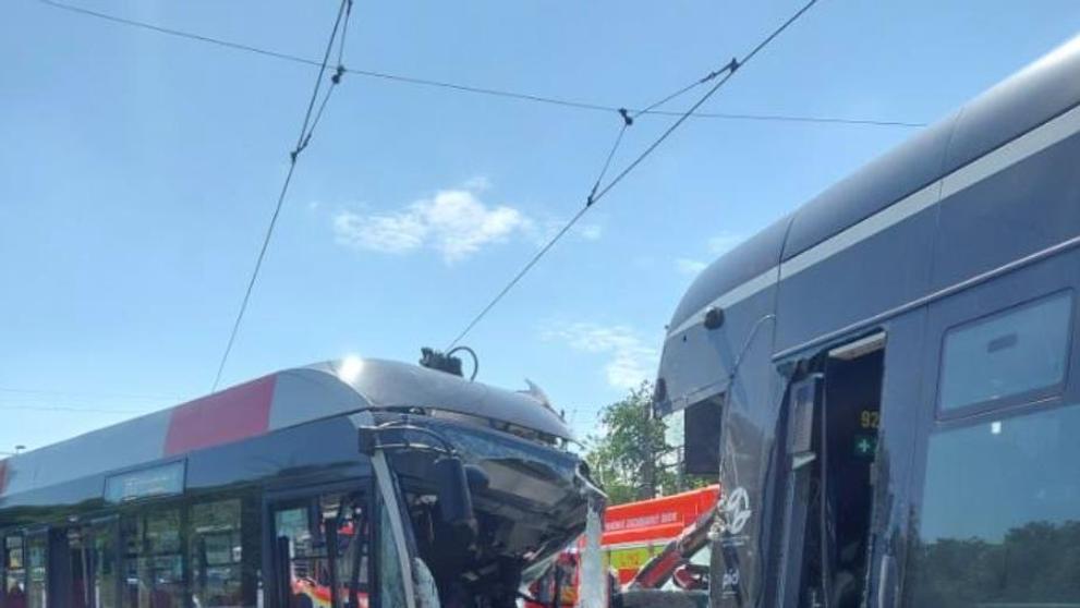 Srážka tramvaje s autobusem