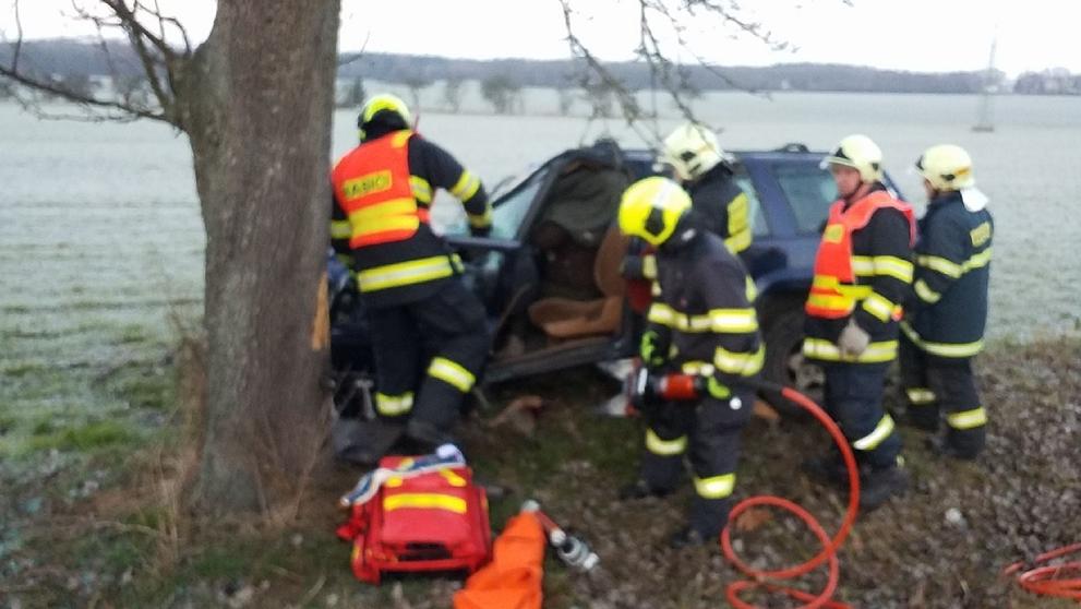 Auto v Třemošnici narazilo do stromu - 1
