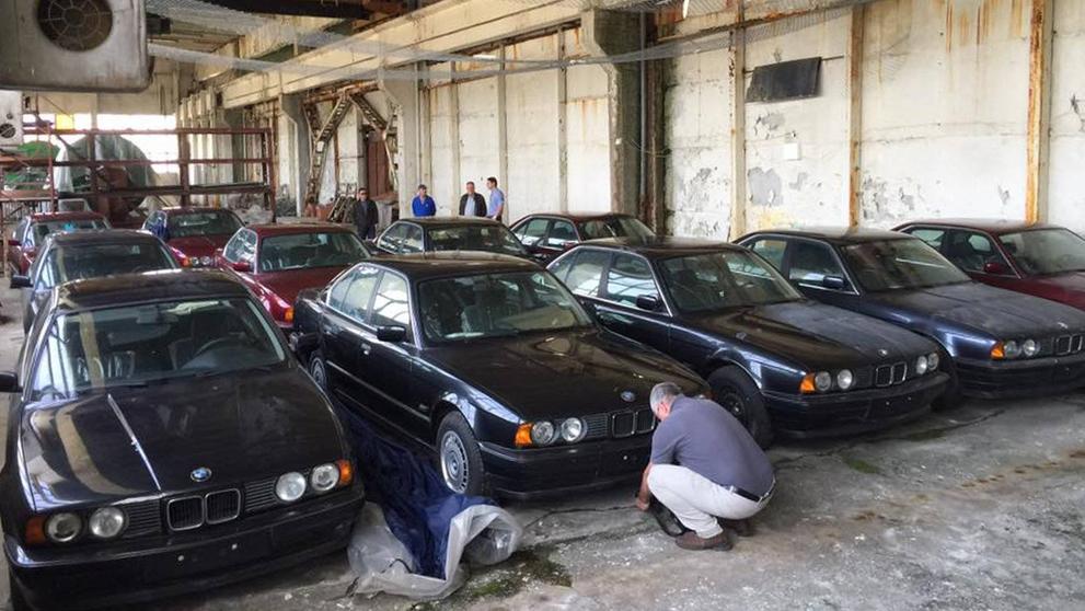 Sklad 25 let ukrýval 11 vozů BMW řady 5 - 28