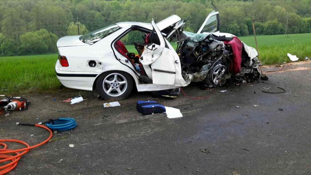 BMW narazilo u Moravské Třebové do stromu - 3