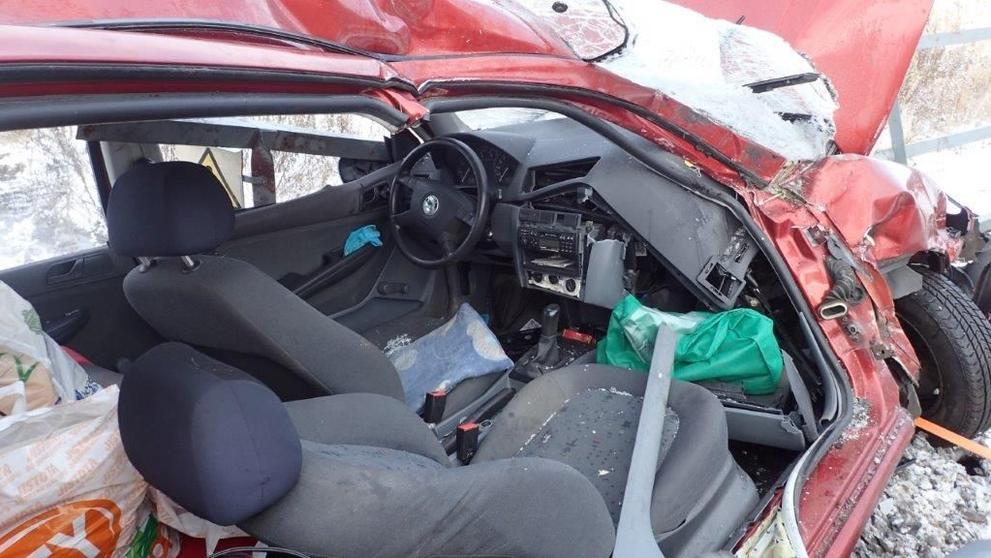 Vlak smetl na přejezdu na Karlovarsku auto - 17