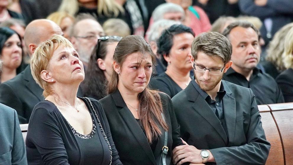Rozloučení s Josefem Mladým - manželka s dcerou