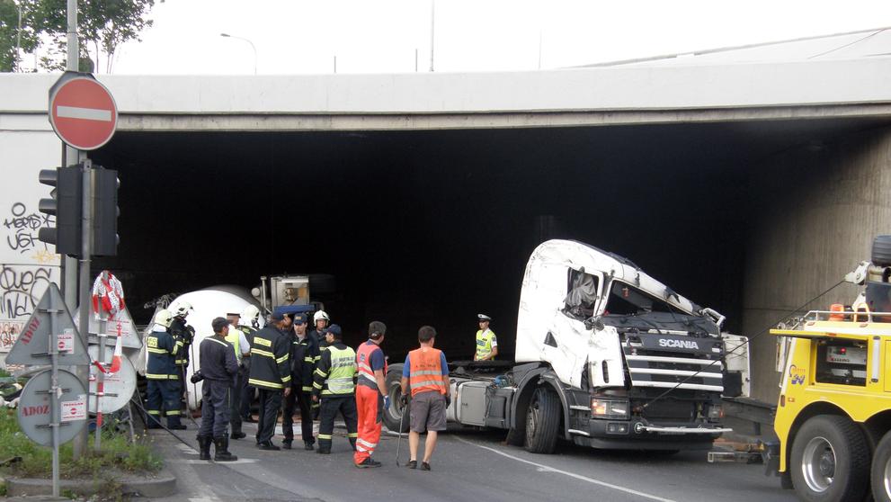 Hasiči začali ve středu vyprošťovat polskou cisternu-1