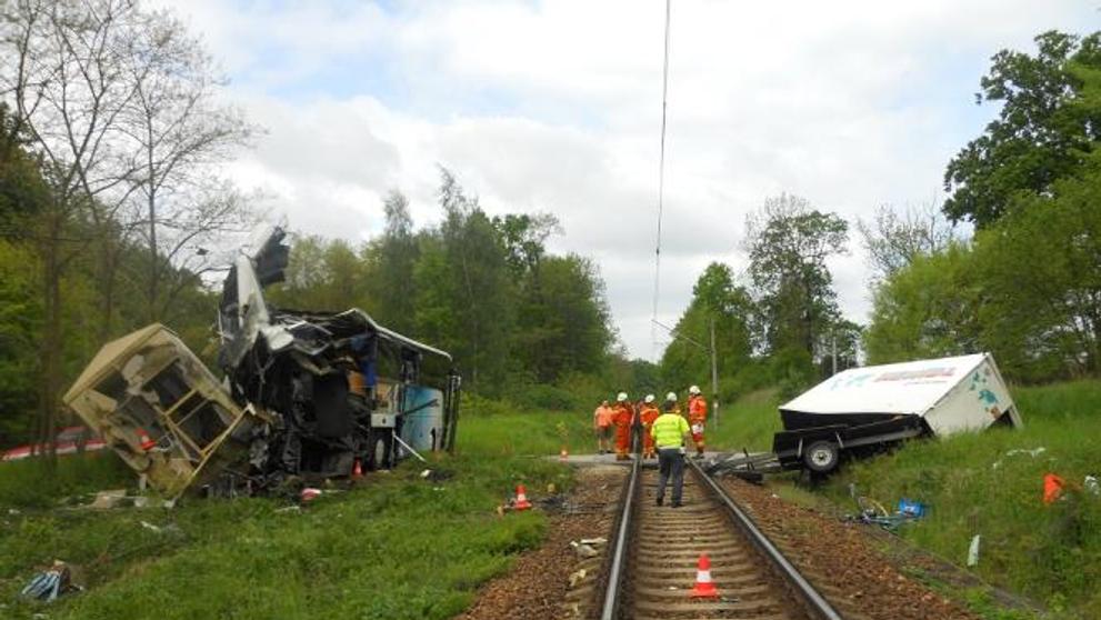 Vlak smetl v jižních Čechách autobus