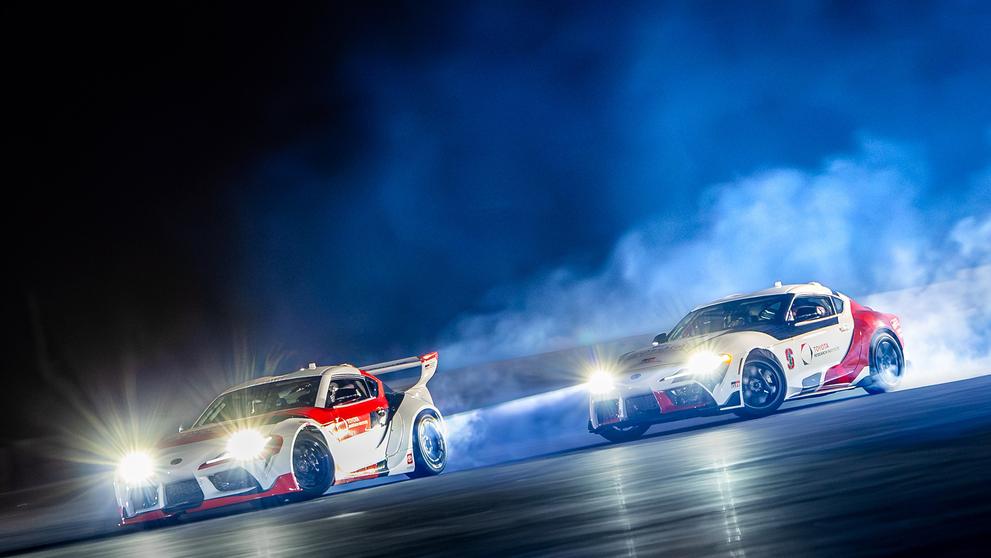 Toyoty GR Supra při autonomním tandemovém driftu