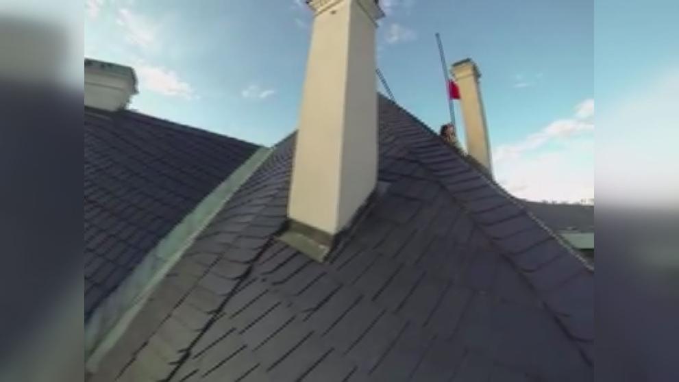 Ztohoven pověsili na Hrad rudé trenýrky - 3