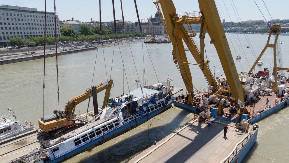Vyzvednutí vraku potopené lodi v Budapešti - 3