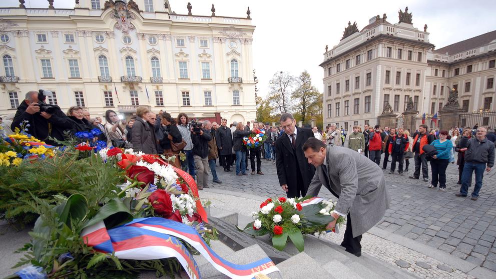 Jiří Paroubek klade věnce u sochy T. G. M.