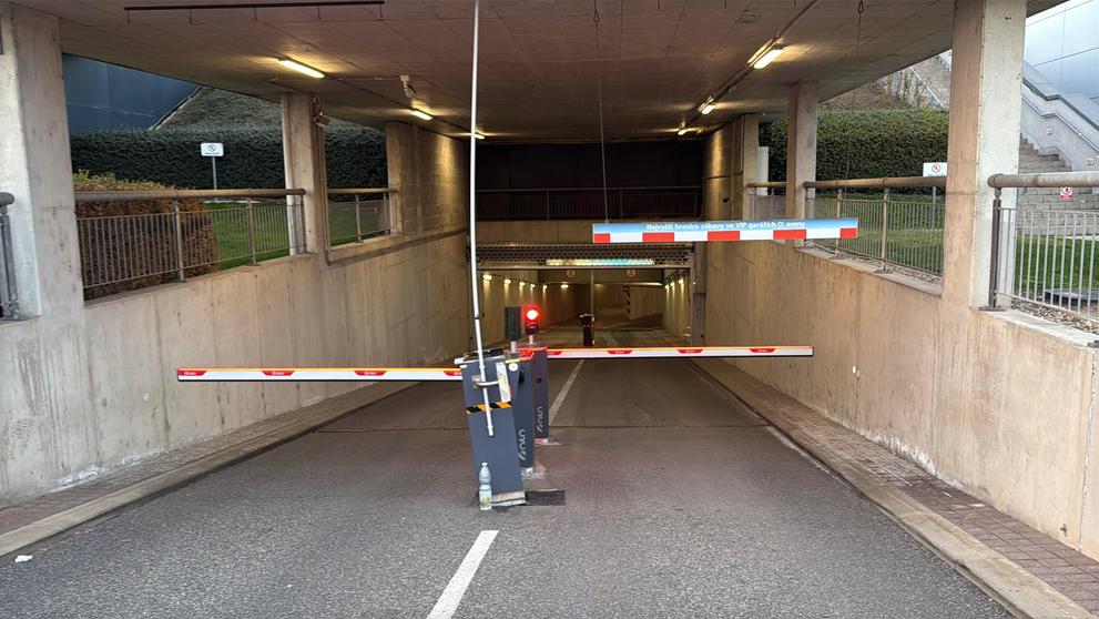 Poškozený sloupek závory u O2 areny