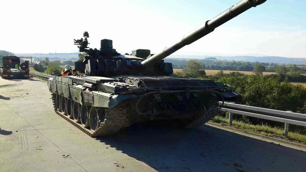 Spadený tank na D35 - 2
